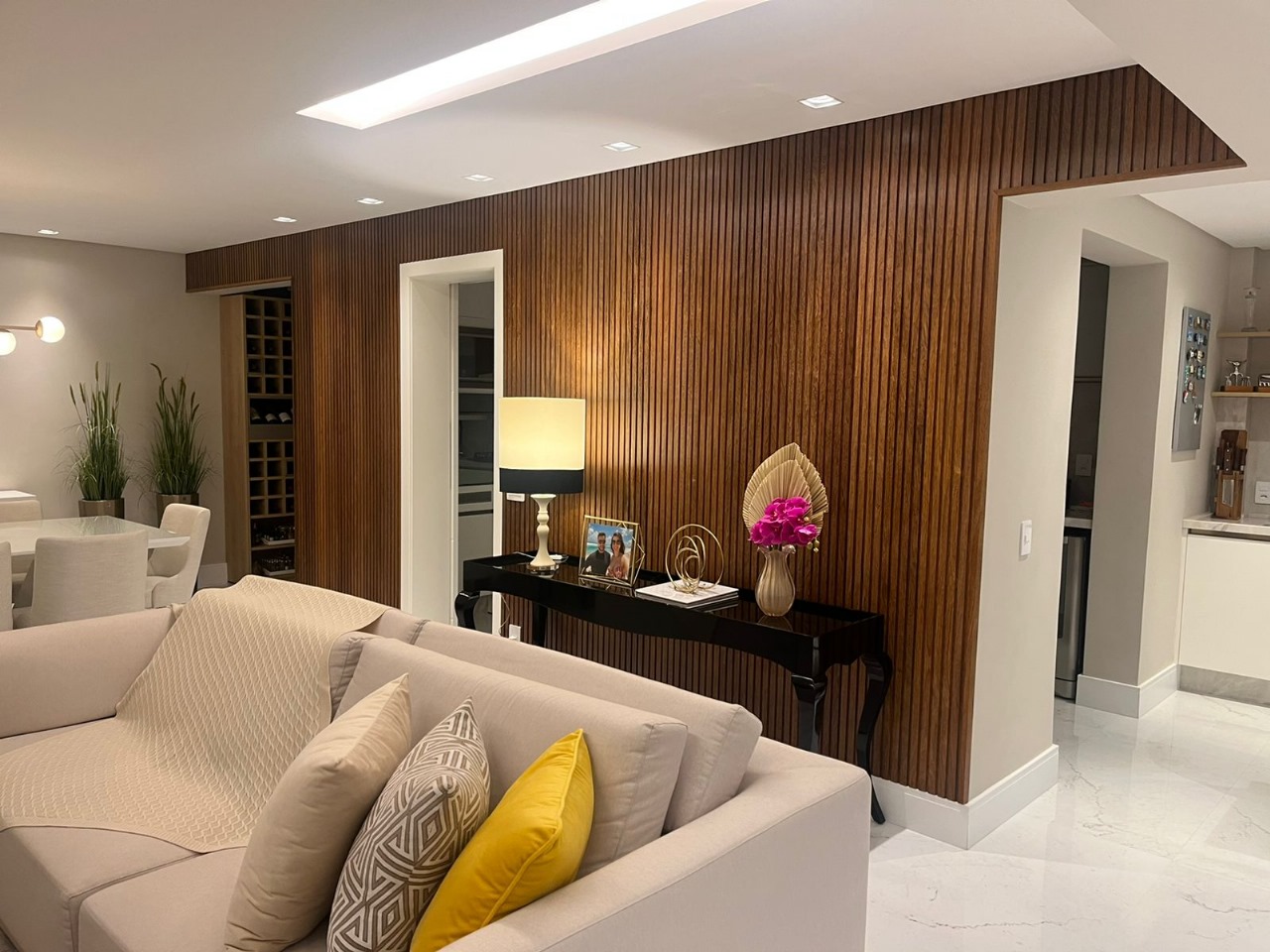 Painel ripado de madeira Cumaru decorando uma sala moderna