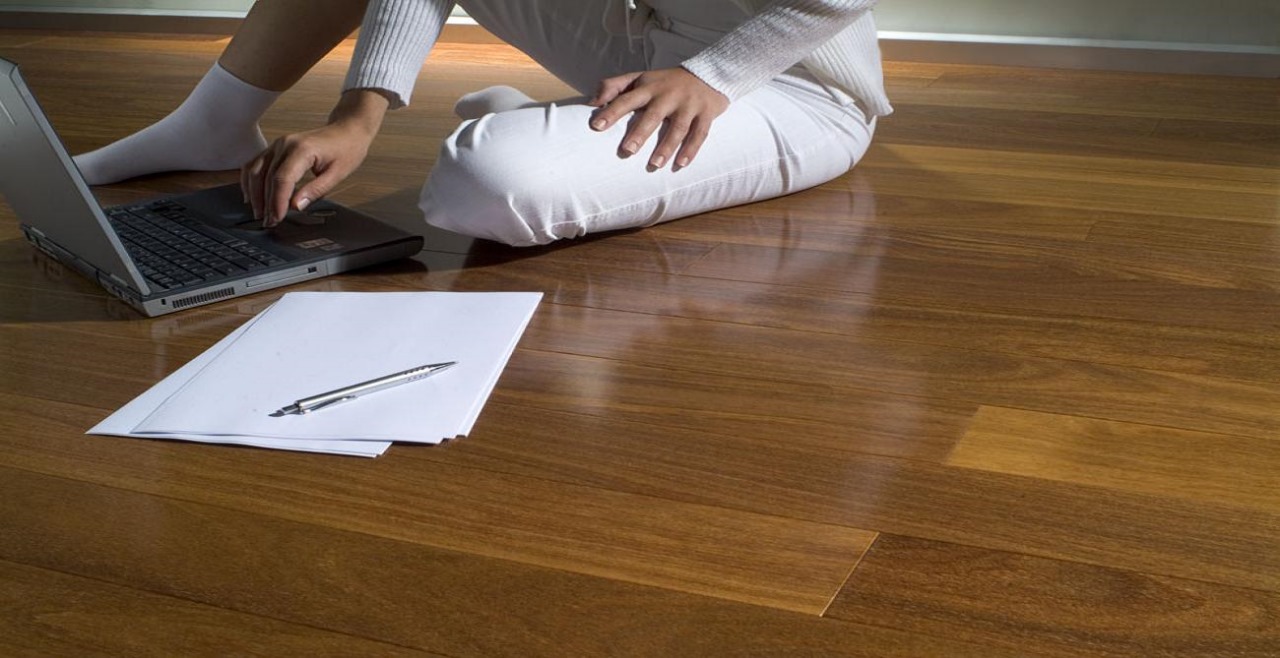 Sala de estar com elegante piso de madeira maciça instalado pela Zarko